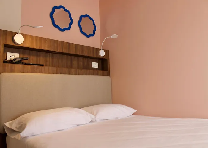 La Vista Postcard 3*