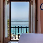 La Vista Postcard Hotel